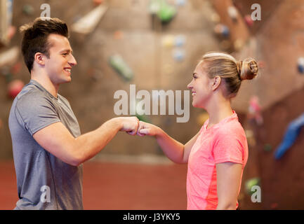 Mann und Frau Training Kletterhalle Stockfoto