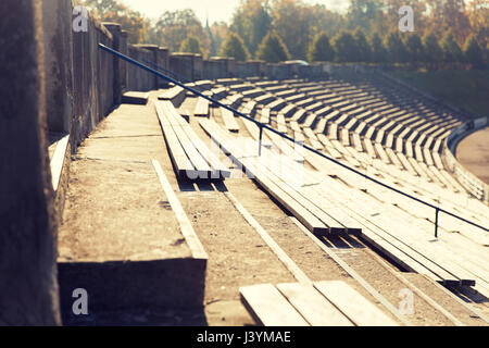 Nahaufnahme der Tribüne mit Bänken am Stadion Stockfoto