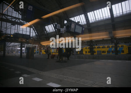 in einem Wagen der Bahn Bahnhof Reflexion und Lichter zu erfassen Stockfoto