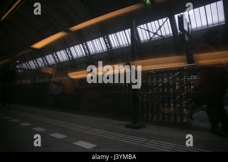 in einem Wagen der Bahn Bahnhof Reflexion und Lichter zu erfassen Stockfoto