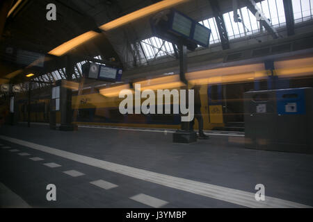 in einem Wagen der Bahn Bahnhof Reflexion und Lichter zu erfassen Stockfoto