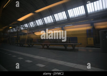 in einem Wagen der Bahn Bahnhof Reflexion und Lichter zu erfassen Stockfoto