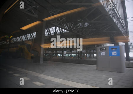 in einem Wagen der Bahn Bahnhof Reflexion und Lichter zu erfassen Stockfoto