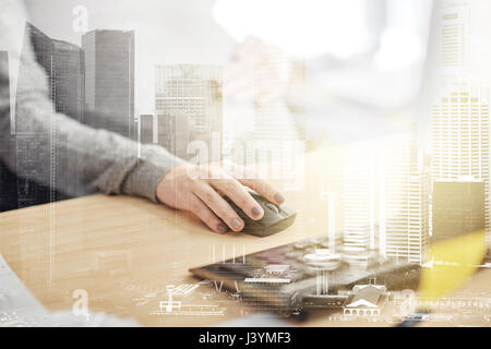 schwanger Geschäftsfrau mit Computer im Büro Stockfoto