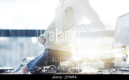 schwanger Geschäftsfrau auf Tisch im Büro Stockfoto