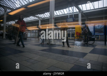 In einem Wagen der Bahn Bahnhof Reflexion und Lichter zu erfassen Stockfoto