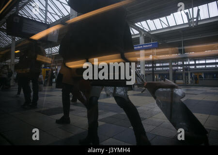 In einem Wagen der Bahn Bahnhof Reflexion und Lichter zu erfassen Stockfoto