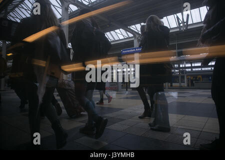 In einem Wagen der Bahn Bahnhof Reflexion und Lichter zu erfassen Stockfoto