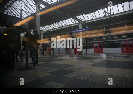 In einem Wagen der Bahn Bahnhof Reflexion und Lichter zu erfassen Stockfoto