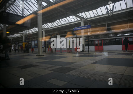 In einem Wagen der Bahn Bahnhof Reflexion und Lichter zu erfassen Stockfoto