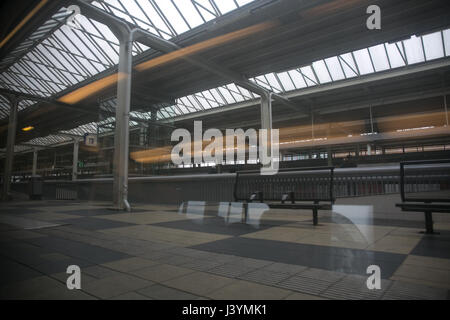 In einem Wagen der Bahn Bahnhof Reflexion und Lichter zu erfassen Stockfoto