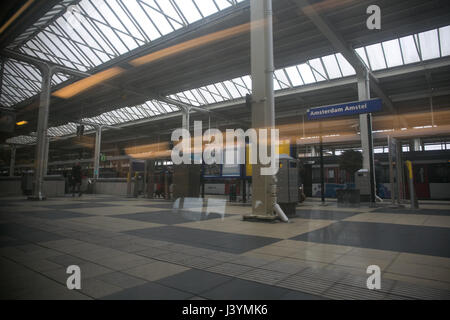 In einem Wagen der Bahn Bahnhof Reflexion und Lichter zu erfassen Stockfoto