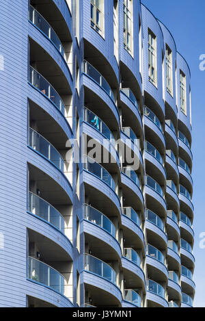 Detail der Fassade der halbrunden Turm. Queensland Road, London, Vereinigtes Königreich. Architekt: CZWG Architects LLP, 2015. Stockfoto