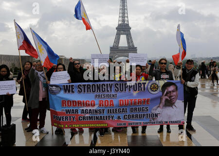 Paris, Frankreich. 8. Mai 2017. Demonstranten halten einen Banner, das liest "wir dringend Unterstützung Präsident Rodrigo Roa Duterte" und philippinische Fahnen. Philippinische Auswanderer Leben in Paris Protest vor dem Eiffelturm für den Präsidenten der Philippinen, Rodrigo Détente und seine umstrittene Politik in Richtung Kriminalität, Armut und Korruption. Bildnachweis: Michael Debets/Pacific Press/Alamy Live-Nachrichten Stockfoto