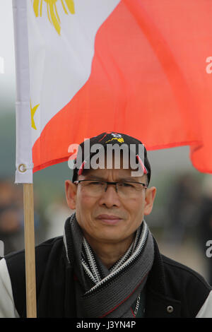 Paris, Frankreich. 8. Mai 2017. Ein Demonstrant hält eine philippinische Flagge. Philippinische Auswanderer Leben in Paris Protest vor dem Eiffelturm für den Präsidenten der Philippinen, Rodrigo Détente und seine umstrittene Politik in Richtung Kriminalität, Armut und Korruption. Bildnachweis: Michael Debets/Pacific Press/Alamy Live-Nachrichten Stockfoto