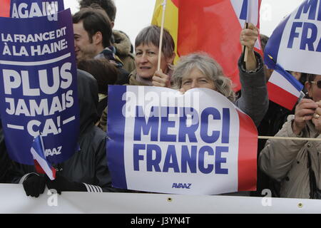 Paris, Frankreich. 8. Mai 2017. Ein Demonstrant halten ein Zeichen, das "Merci France" liest. Französische und europäische Aktivisten von AVAAZ feierte die Niederlage von den rechtsextremen Kandidaten Marine Le Pen vor dem Eiffelturm in Paris am Tag nach der 2. Runde der französischen Präsidentschaftswahl 2017. Bildnachweis: Michael Debets/Pacific Press/Alamy Live-Nachrichten Stockfoto