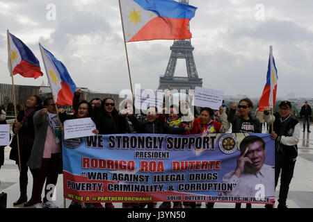 Paris, Frankreich. 8. Mai 2017. Demonstranten halten einen Banner, das liest "wir dringend Unterstützung Präsident Rodrigo Roa Duterte" und philippinische Fahnen. Philippinische Auswanderer Leben in Paris Protest vor dem Eiffelturm für den Präsidenten der Philippinen, Rodrigo Détente und seine umstrittene Politik in Richtung Kriminalität, Armut und Korruption. Bildnachweis: Michael Debets/Pacific Press/Alamy Live-Nachrichten Stockfoto