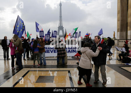 Paris, Frankreich. 8. Mai 2017. Demonstranten Tanz in Paris mit dem Eiffelturm im Hintergrund. Französische und europäische Aktivisten von AVAAZ feierte die Niederlage von den rechtsextremen Kandidaten Marine Le Pen vor dem Eiffelturm in Paris am Tag nach der 2. Runde der französischen Präsidentschaftswahl 2017. Bildnachweis: Michael Debets/Pacific Press/Alamy Live-Nachrichten Stockfoto