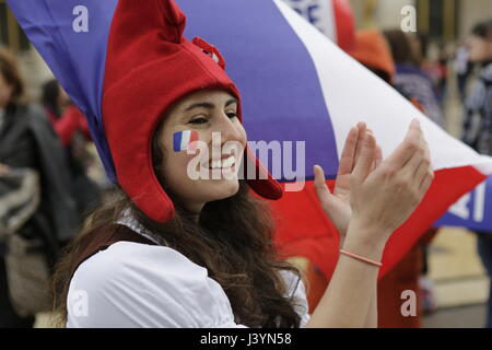 Paris, Frankreich. 8. Mai 2017. Ein Demonstrant verkleidet als französische Marianne applaudiert. Französische und europäische Aktivisten von AVAAZ feierte die Niederlage von den rechtsextremen Kandidaten Marine Le Pen vor dem Eiffelturm in Paris am Tag nach der 2. Runde der französischen Präsidentschaftswahl 2017. Bildnachweis: Michael Debets/Pacific Press/Alamy Live-Nachrichten Stockfoto