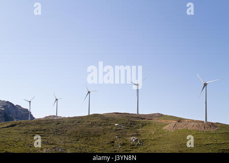 Windkraftanlagen auf einem Hügel auf der Insel Kreta, Griechenland Stockfoto