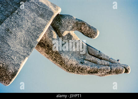 Das Heiligtum von Christus König (Santuário de Cristo Rei) ist ein katholischer Denkmal und Heiligtum, das Heilige Herz Jesu Christi mit Blick auf die Stadt von Lissabon befindet sich in Almada in Portugal. Es wurde inspiriert durch den Christus der Erlöser-Statue von Rio De Janeiro in Brasilien, nachdem der Kardinal Patriarch von Lissabon das Denkmal besucht. Das Projekt wurde am 17. Mai 1959, eingeweiht, während des autoritären Präsidenten des Ministerrates António de Oliveira Salazar Portugal regiert wurde, der seine endgültige Erlaubnis für das Projekt gab. Die riesige Statue in Zement errichtet auf ausdrücklichen gr Stockfoto