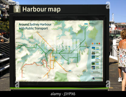 Eine Karte am Darling Harbour, Sydney zeigen die Transportmöglichkeiten Stockfoto