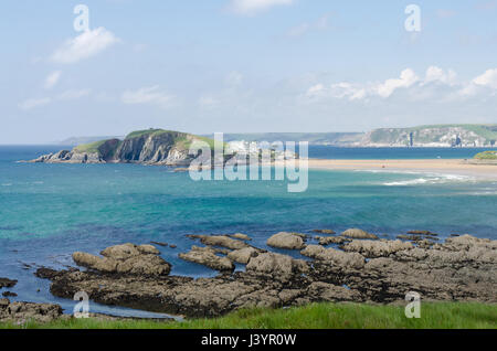 Burgh Island und Bigbury Strand von The South West Coastal Path in der Nähe von Bantham in der South Hams betrachtet Devon Stockfoto