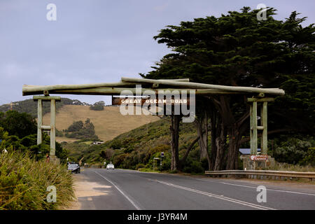 Tolle Ocean Road Memorial Bogen, der erstreckt sich über die Great Ocean Road und ist in der Nähe von Gedenktafeln und Statuen, die den Bau der Straße zu gedenken Stockfoto