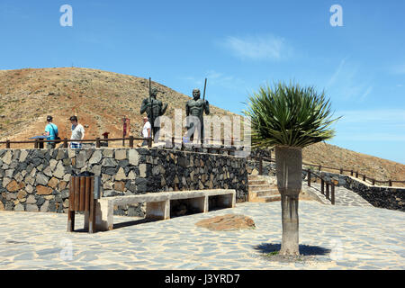 Touristen in der Gestalt und Ayose Bronze-Statuen von der alten Könige von Fuerteventura. Stockfoto