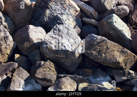 Draufsicht der großen, grauen Felsen (Steinen) am Ägäischen Meer in Bodrum Stadt Südwesten der Türkei. Stockfoto