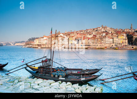 Ausflugsboote, gesponsert von den Hafenunternehmen in Porto, Portugal, auf dem Fluss-Dom. Stockfoto