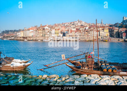 Ausflugsboote, gesponsert von den Hafenunternehmen in Porto, Portugal, auf dem Fluss-Dom. Stockfoto