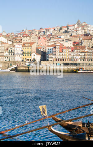 Ausflugsboote, gesponsert von den Hafenunternehmen in Porto, Portugal, auf dem Fluss-Dom. Stockfoto