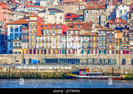 Ausflugsboote, gesponsert von den Hafenunternehmen in Porto, Portugal, auf dem Fluss-Dom. Stockfoto