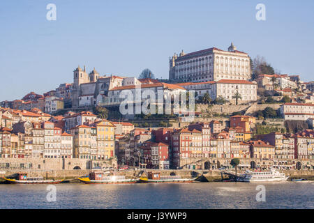 Ausflugsboote, gesponsert von den Hafenunternehmen in Porto, Portugal, auf dem Fluss-Dom. Stockfoto