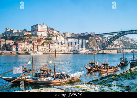 Ausflugsboote, gesponsert von den Hafenunternehmen in Porto, Portugal, auf dem Fluss-Dom. Stockfoto