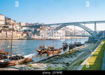 Ausflugsboote, gesponsert von den Hafenunternehmen in Porto, Portugal, auf dem Fluss-Dom. Stockfoto