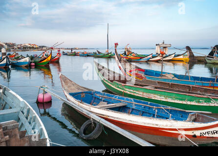 Aveiro ist eine Stadt an der Westküste von Portugal entlang einer Lagune genannt Ria de Aveiro. Es zeichnet sich durch seinen Kanälen navigiert durch die bunten Boote (Barcos Moliceiros), traditionell verwendet, um Algen zu ernten. Moliceiro ist die Bezeichnung für die Boote, die in der Ria de Aveiro, Lagune Region des Flusses Vouga zirkulieren. Dieses Schiff war ursprünglich für das Ernten der Moliço benutzt, aber derzeit mehr für touristische Zwecke genutzt. Stockfoto