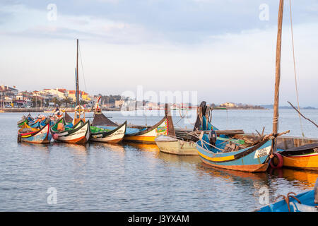 Aveiro ist eine Stadt an der Westküste von Portugal entlang einer Lagune genannt Ria de Aveiro. Es zeichnet sich durch seinen Kanälen navigiert durch die bunten Boote (Barcos Moliceiros), traditionell verwendet, um Algen zu ernten. Moliceiro ist die Bezeichnung für die Boote, die in der Ria de Aveiro, Lagune Region des Flusses Vouga zirkulieren. Dieses Schiff war ursprünglich für das Ernten der Moliço benutzt, aber derzeit mehr für touristische Zwecke genutzt. Stockfoto