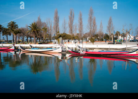 Aveiro ist eine Stadt an der Westküste von Portugal entlang einer Lagune genannt Ria de Aveiro. Es zeichnet sich durch seinen Kanälen navigiert durch die bunten Boote (Barcos Moliceiros), traditionell verwendet, um Algen zu ernten. Moliceiro ist die Bezeichnung für die Boote, die in der Ria de Aveiro, Lagune Region des Flusses Vouga zirkulieren. Dieses Schiff war ursprünglich für das Ernten der Moliço benutzt, aber derzeit mehr für touristische Zwecke genutzt. Stockfoto