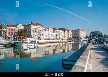 Aveiro ist eine Stadt an der Westküste von Portugal entlang einer Lagune genannt Ria de Aveiro. Es zeichnet sich durch seinen Kanälen navigiert durch die bunten Boote (Barcos Moliceiros), traditionell verwendet, um Algen zu ernten. Moliceiro ist die Bezeichnung für die Boote, die in der Ria de Aveiro, Lagune Region des Flusses Vouga zirkulieren. Dieses Schiff war ursprünglich für das Ernten der Moliço benutzt, aber derzeit mehr für touristische Zwecke genutzt. Stockfoto