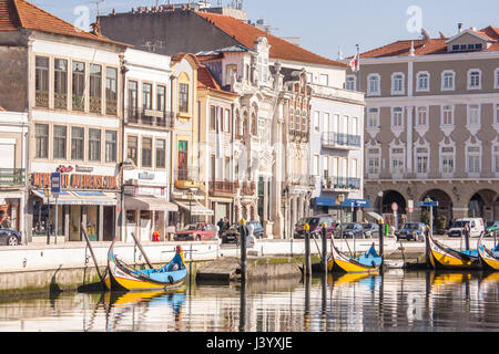 Aveiro ist eine Stadt an der Westküste von Portugal entlang einer Lagune genannt Ria de Aveiro. Es zeichnet sich durch seinen Kanälen navigiert durch die bunten Boote (Barcos Moliceiros), traditionell verwendet, um Algen zu ernten. Moliceiro ist die Bezeichnung für die Boote, die in der Ria de Aveiro, Lagune Region des Flusses Vouga zirkulieren. Dieses Schiff war ursprünglich für das Ernten der Moliço benutzt, aber derzeit mehr für touristische Zwecke genutzt. Stockfoto