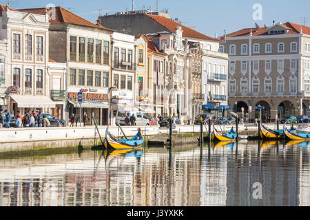 Aveiro ist eine Stadt an der Westküste von Portugal entlang einer Lagune genannt Ria de Aveiro. Es zeichnet sich durch seinen Kanälen navigiert durch die bunten Boote (Barcos Moliceiros), traditionell verwendet, um Algen zu ernten. Moliceiro ist die Bezeichnung für die Boote, die in der Ria de Aveiro, Lagune Region des Flusses Vouga zirkulieren. Dieses Schiff war ursprünglich für das Ernten der Moliço benutzt, aber derzeit mehr für touristische Zwecke genutzt. Stockfoto