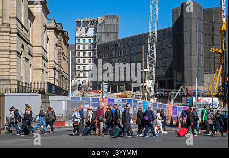 Fußgänger Fuß durch den St. James Centre die Weichen für ein neues Hotel, Geschäfte und Wohnungen abgerissen. Stockfoto