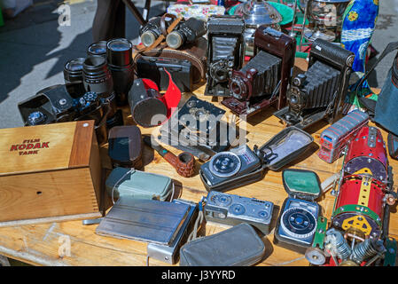 Alten klappbaren Kameras, Belichtungsmesser und sortierten Bits von Nippes auf einen Stall in Grassmarket, Edinburgh, Schottland, Großbritannien. Stockfoto