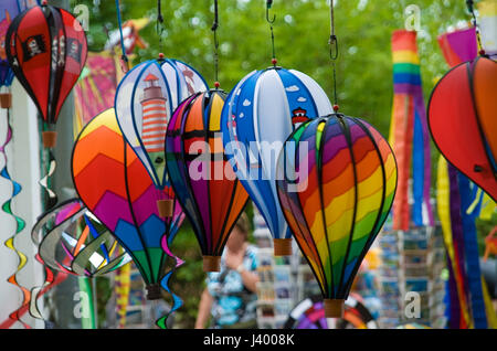 Windspiel Windbells rot gelb blau Stockfoto