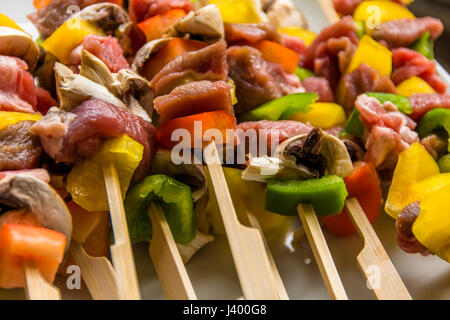 Spieße zum Grillen bereit. Lamm und Paprika. Paprika Paprikaschoten gelbe Paprika Stockfoto