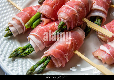 Speckmantel Spargel und Käse-Spieße Stockfoto