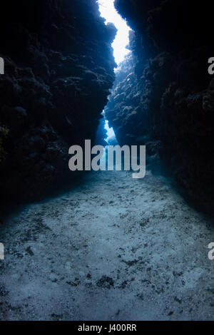 Ausstieg aus einer Unterwasser-Höhle Stockfoto