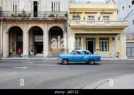 Blauer Oldtimer fahren am Paseo del Prado, in der Nähe von Central Park, Havanna, Kuba. Stockfoto